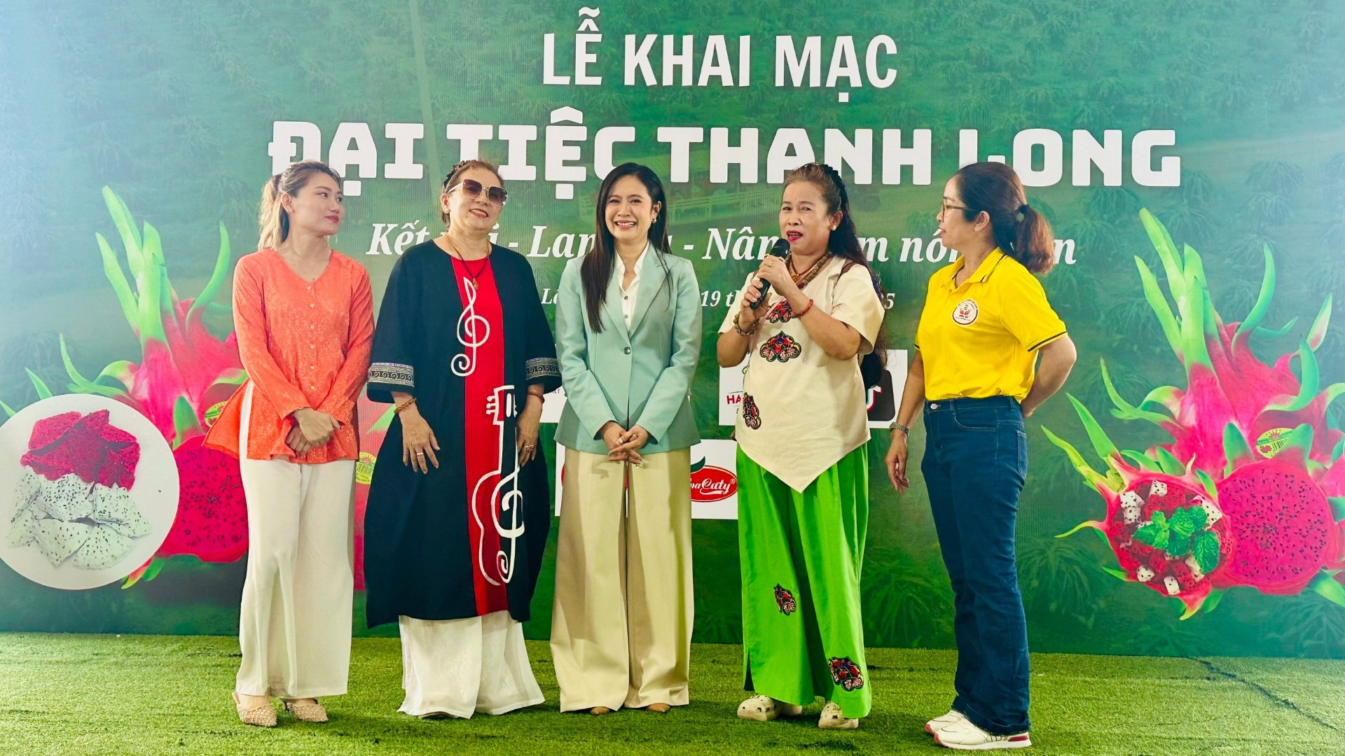 Nghệ sĩ Thanh Thúy đang hướng dẫn nông dân bán hàng trên mạng