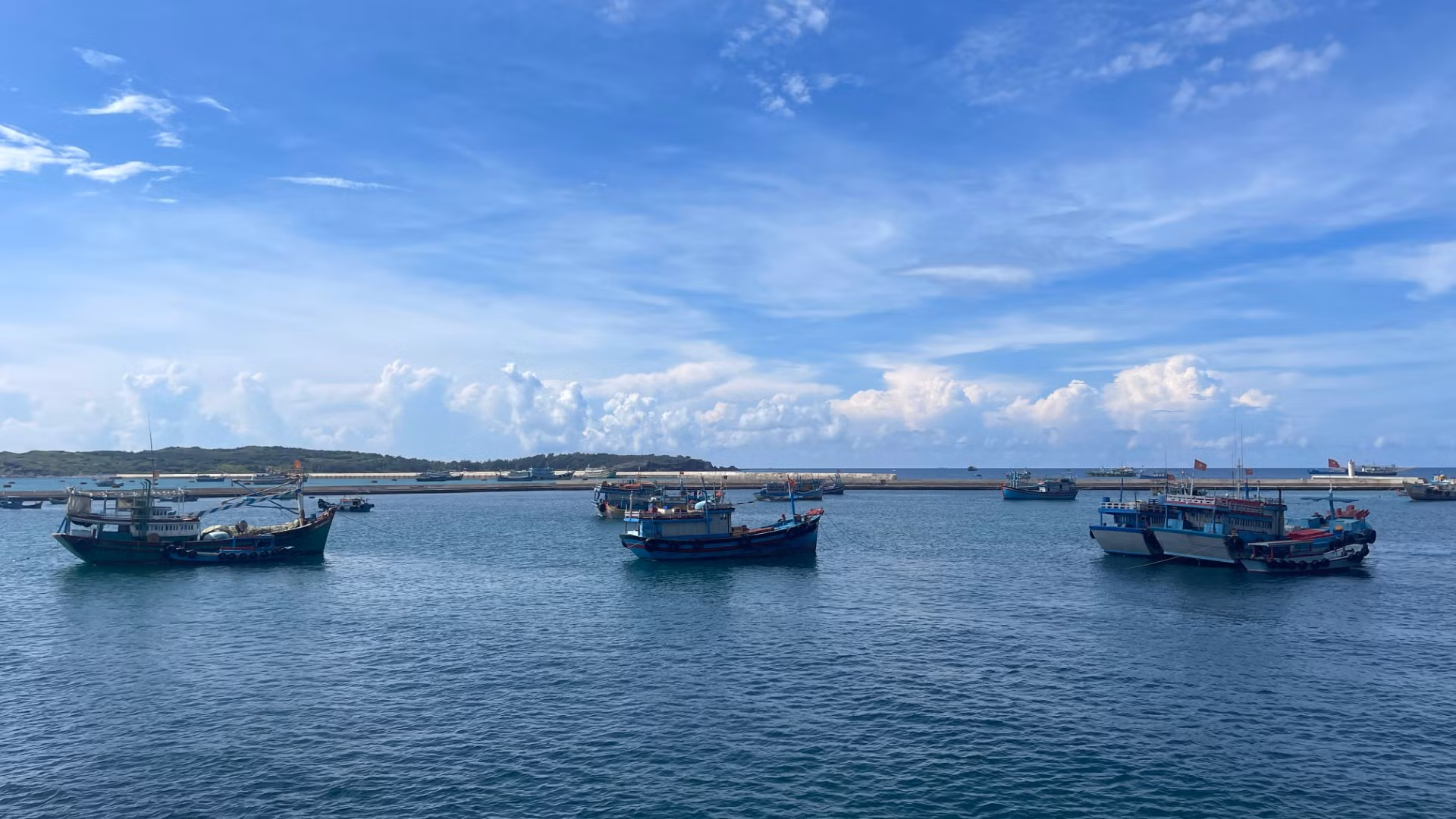 Khu neo đậu tránh trú bão.