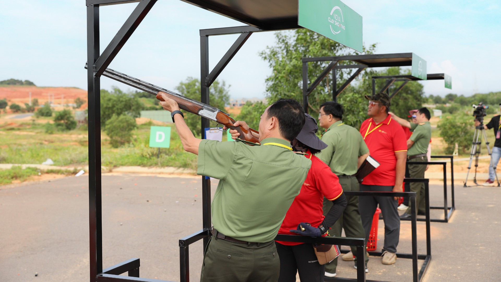 Các chiến sĩ tham gia giải bắn súng đĩa bay. img-7437-6978.jpg