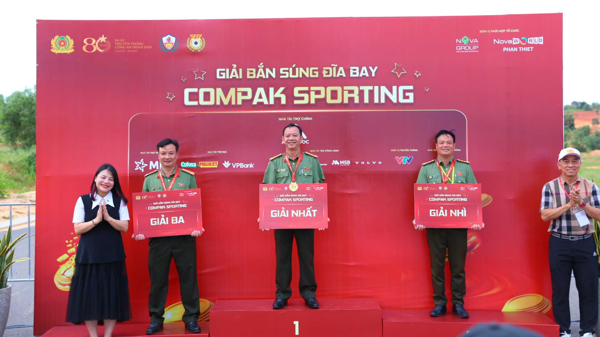 Trao giải thưởng cho các chiến sĩ trong cuộc thi bắn súng. img-0245-2263.jpg