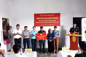 Các cơ quan đơn vị trao nhiều phần quà cho cựu chiến binh Đồng Văn Nhao. (Ảnh: THANH SƠN)