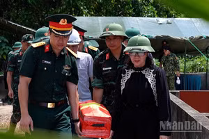 Hài cốt liệt sĩ được đưa về nhà quàn tại xã Bảo Thắng. (Ảnh: THANH SƠN)