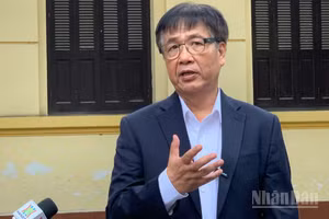 Giáo sư, Tiến sĩ Nguyễn Trọng Hoài trao đổi với phóng viên báo chí bên lề Hội thảo khoa học quốc gia “Đổi mới mô hình phát triển của Việt Nam đáp ứng yêu cầu phát triển” sáng 20/8, tại Hà Nội.