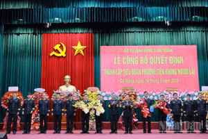 Thủ trưởng Bộ Tư lệnh Vùng 3 Hải quân tặng hoa chúc mừng Ban chỉ huy Tiểu đoàn và các đại đội thuộc Tiểu đoàn Phương tiện không người lái.