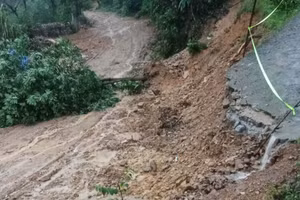 Mưa lớn gây sạt lở tuyến đường tại Nghệ An. (Ảnh: Báo, Phát thanh và Truyền hình Nghệ An)