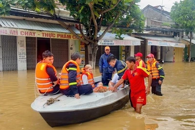 Mưa lớn liên tục gây ngập lụt tại phường Tây Nha Trang, tỉnh Khánh Hòa. (Ảnh: VŨ TÂN)