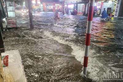 Tối 5/7, Đà Nẵng ngập cục bộ do mưa lớn trong nhiều giờ. (Ảnh: THANH TÂM)