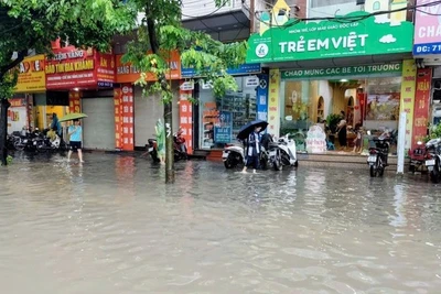 Mưa lớn gây ngập lụt tại nhiều tuyến đường Hà Nội. (Ảnh: VĂN THỊNH)