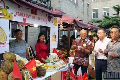 Đại sứ Phạm Thanh Bình và Tổng Thư ký Trung tâm ASEAN-Trung Quốc Sử Trung Tuấn thăm gian hàng Việt Nam.