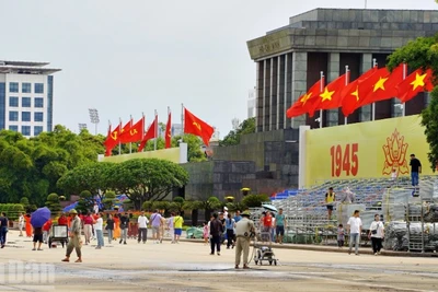 Hà Nội gấp rút hoàn tất công tác chuẩn bị cho dịp kỷ niệm 80 năm Quốc khánh. (Ảnh: TRUNG HIẾU)