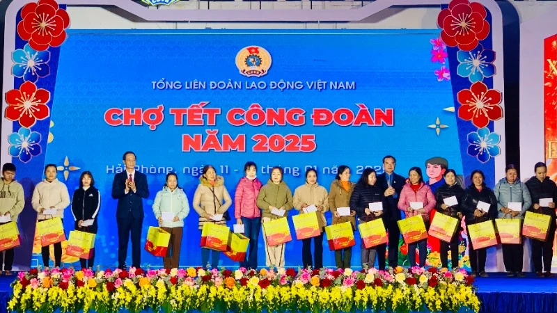 Lãnh đạo Tổng Liên đoàn Lao động Việt Nam và thành phố Hải Phòng trao quà Tết tặng công nhân, lao động.