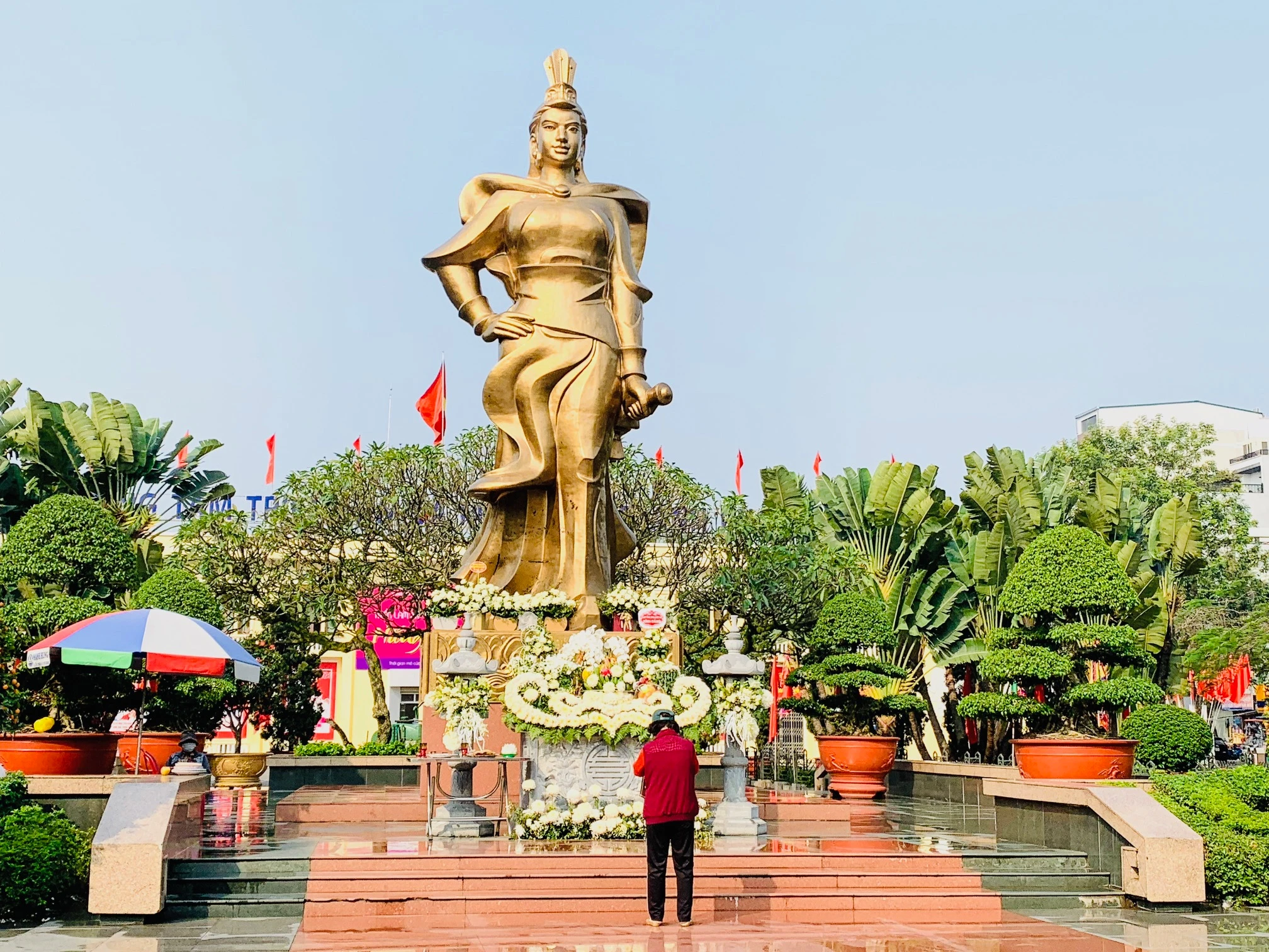 Tượng đài Nữ tướng Lê Chân, một công trình điêu khắc mỹ thuật hoành tráng tại trung tâm thành phố Hải Phòng.