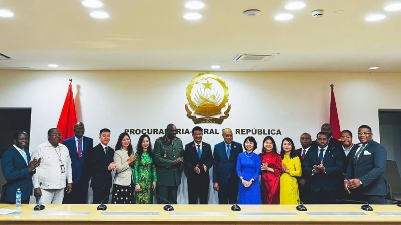 Viện trưởng Viện Kiểm sát nhân dân tối cao và đoàn đại biểu cao Việt Nam gặp chào xã giao Văn phòng Tổng Chưởng lý sau lễ ký kết, tại Luanda, tháng 8/2025. (Ảnh: PV)