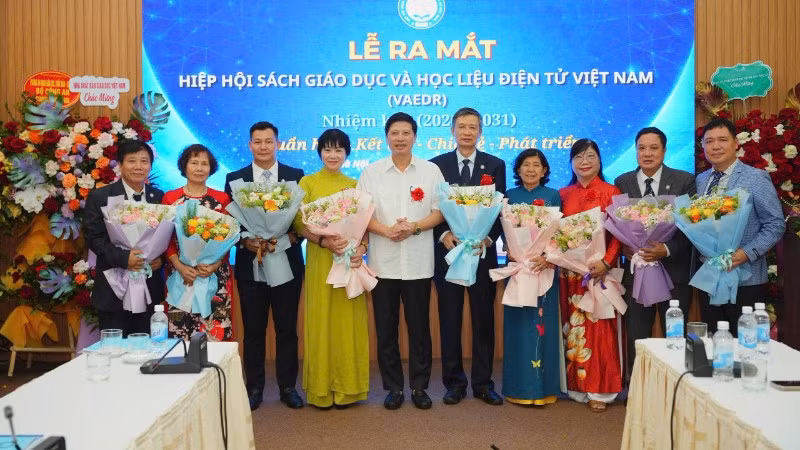 Ông Nguyễn Tiến Đạo (áo trắng) - Phó Vụ trưởng Vụ Tổ chức phi chính phủ, Bộ Nội vụ) tặng hoa Ban Thường vụ Hiệp hội Sách giáo dục và học liệu điện tử Việt Nam nhiệm kỳ 2026-2031.