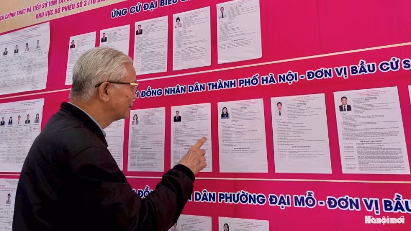 Người dân phường Đại Mỗ, thành phố Hà Nội tìm hiểu thông tin về các ứng cử viên. (Ảnh: PH.NGÂN) 