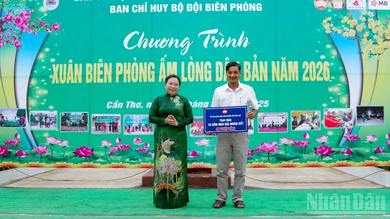 Đồng chí Hồ Thị Cẩm Đào, Phó Bí thư Thành ủy, Chủ tịch Ủy ban Mặt trận Tổ quốc thành phố Cần Thơ trao bảng tượng trưng tặng 10 căn nhà "Đại đoàn kết" cho các hộ gia đình có hoàn cảnh khó khăn.