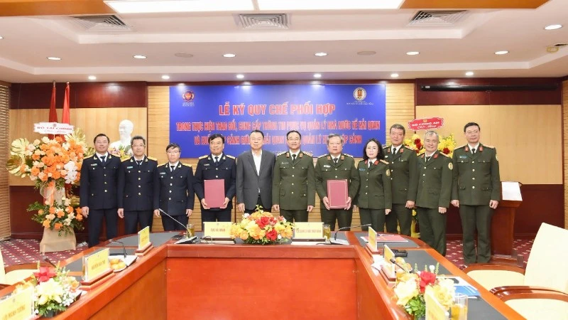 Toàn cảnh Lễ ký Quy chế phối hợp trong trao đổi, cung cấp thông tin phục vụ quản lý nhà nước về hải quan và xuất nhập cảnh.