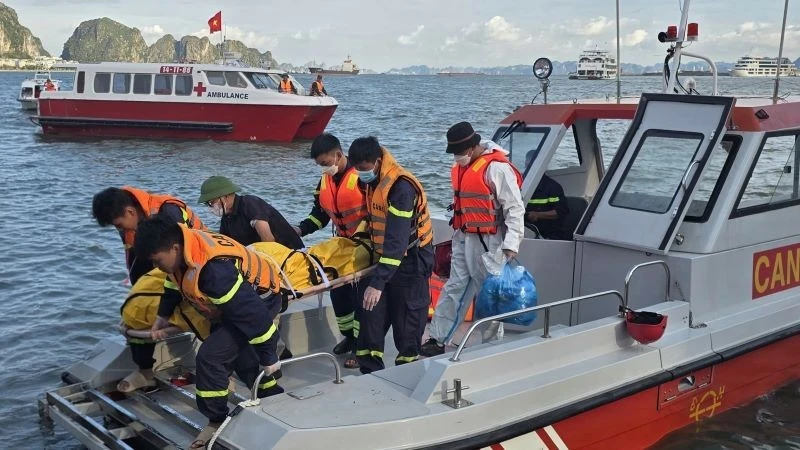 Vụ lật tàu dịch vụ du lịch Vịnh Xanh 58 khiến 39 người thiệt mạng và 10 người được cứu sống, gây thiệt hại nặng nề về người và tài sản. (Ảnh: BÁO NHÂN DÂN)