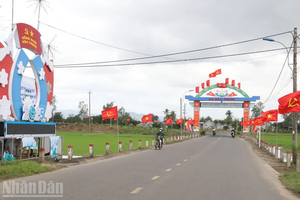 Tuyến đường chính dẫn vào vùng rốn lũ xã Hòa Thịnh tràn ngập cờ Đảng, cờ Tổ quốc mừng Đảng, mừng Xuân Bính Ngọ 2026.