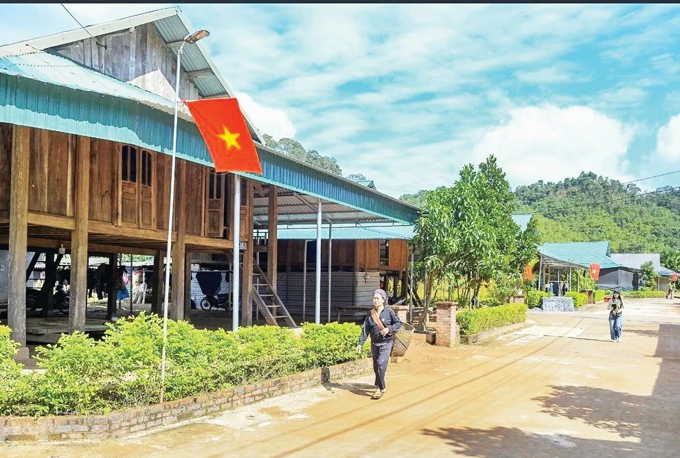 Người dân yên tâm sinh sống tại khu tái định cư Co Hương.