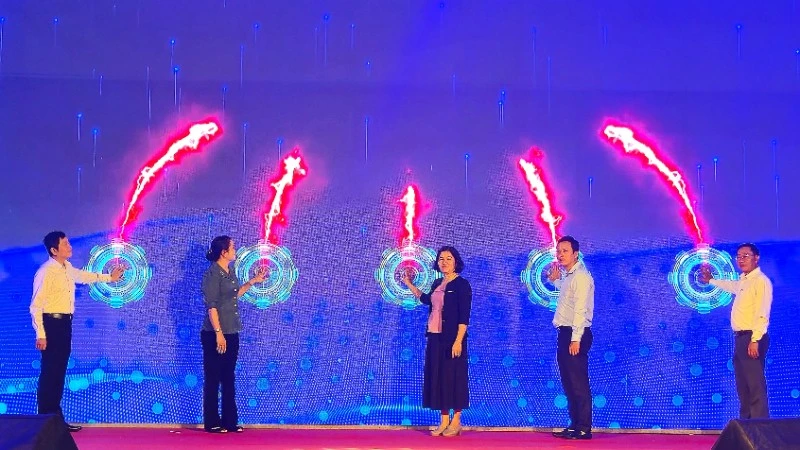 Lãnh đạo Cục Thương mại điện tử và Kinh tế số, Sở Công thương và Mặt trận Tổ quốc Việt Nam tỉnh Tây Ninh ấn nút khai mạc phiên chợ không dùng tiền mặt.