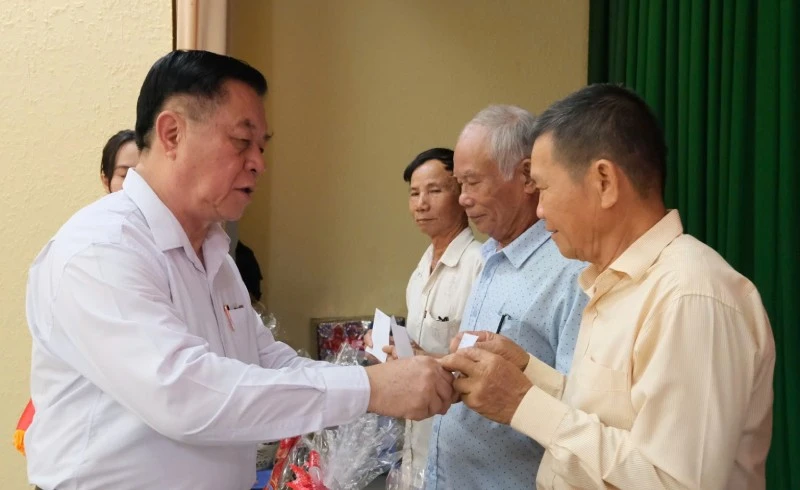 Ủy viên Bộ Chính trị, Trưởng ban Tuyên giáo và Dân vận Trung ương Nguyễn Trọng Nghĩa trao quà cho gia đình chính sách.