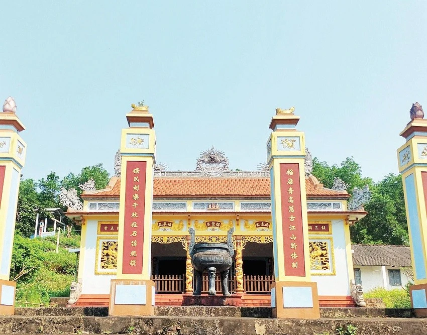 Đình làng Lựu Bảo đầy trang nghiêm.