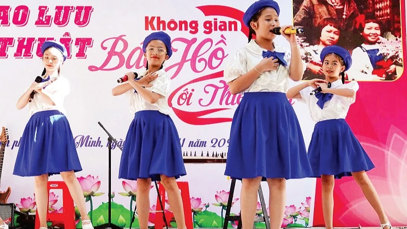 Các em thiếu nhi Nhà Thiếu nhi thành phố biểu diễn trong chương trình Giao lưu nghệ thuật Không gian Bác Hồ với thiếu nhi. (Ảnh THÚY BÌNH)