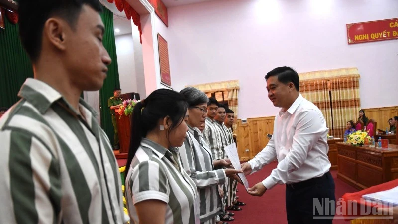 Phó Chủ tịch Ủy ban nhân dân tỉnh Đồng Nai Hồ Văn Hà trao giấy chứng nhận đặc xá cho phạm nhân tại Trại giam Xuân Lộc.