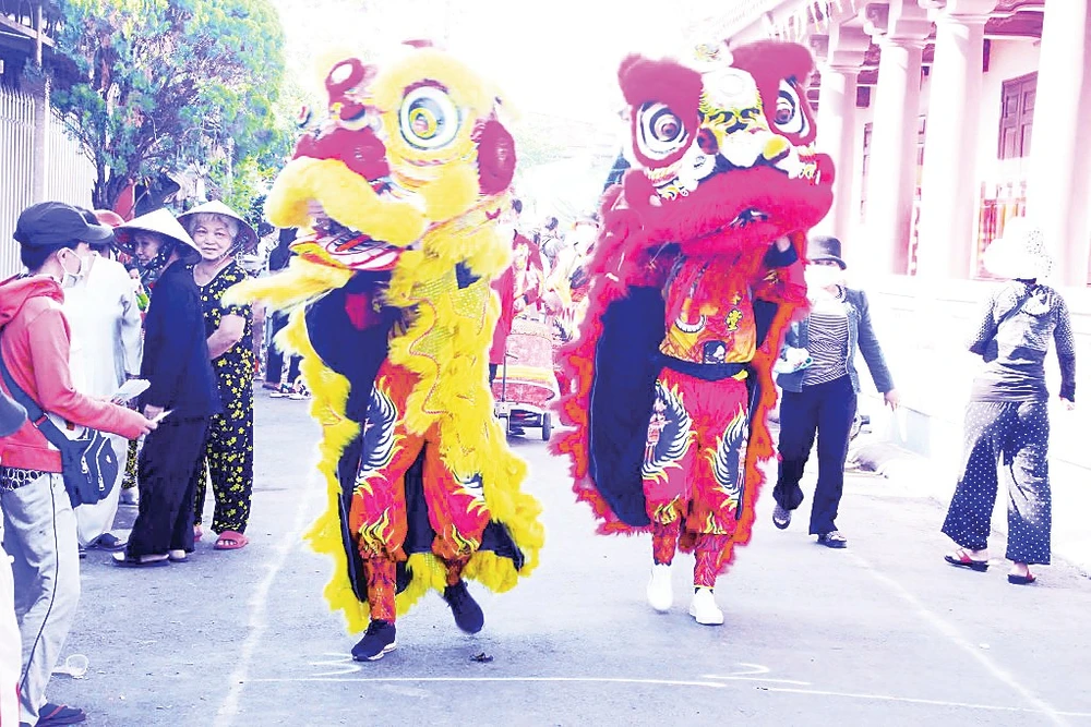 Múa lân, diễu hành tạo không khí sôi động trong phần hội. Ảnh: Hà Lan