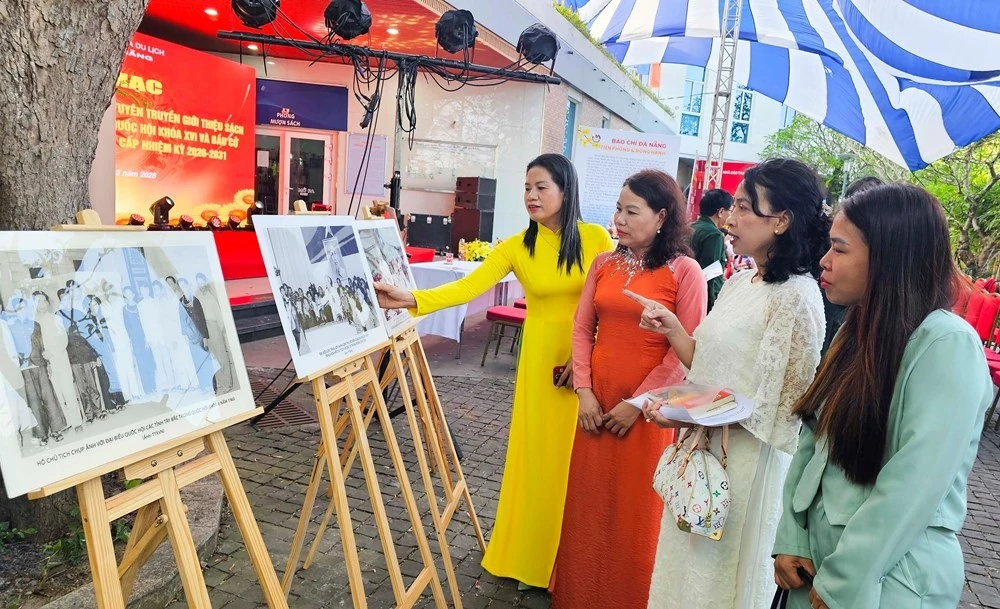 Các đại biểu tham quan không gian trưng bày tại lễ khai mạc