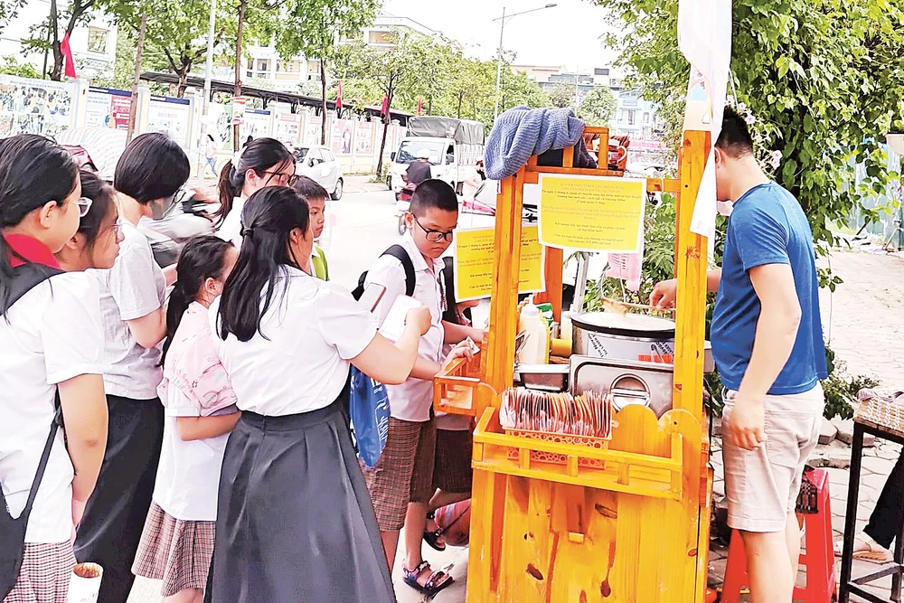 Để giải quyết tốt bài toán mưu sinh và trật tự đô thị, cần những giải pháp căn cơ của thành phố. Ảnh: Văn Học