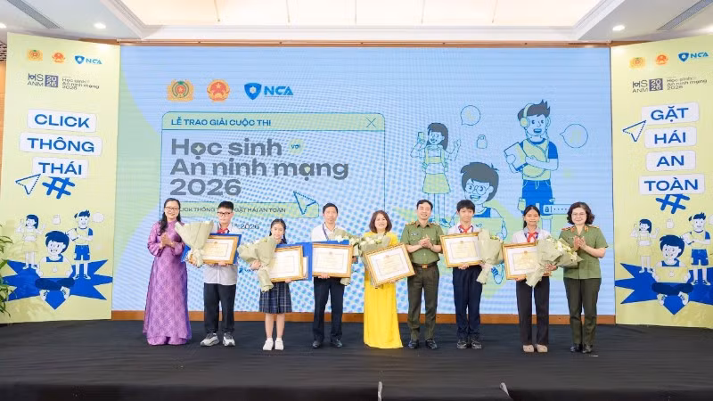 Các đại biểu trao giải cho học sinh đạt giải Nhất cuộc thi. 