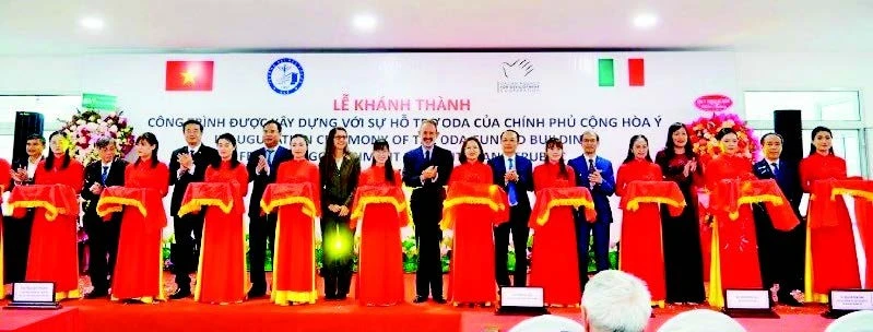 Lễ khánh thành tòa nhà tại Trường đại học Y-Dược, Đại học Huế. (Ảnh QUANG TIẾN)