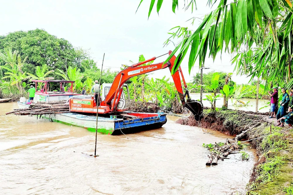 Chính quyền và nhân dân khắc phục sự cố vỡ một đoạn cồn Sơn của thành phố Cần Thơ.