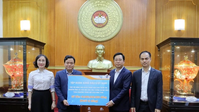 Phó Tổng Giám đốc Petrolimex Nguyễn Ngọc Tú trao 10 tỷ đồng ủng hộ đồng bào khắc phục hậu quả thiên tai thông qua Ban Vận động cứu trợ Trung ương.