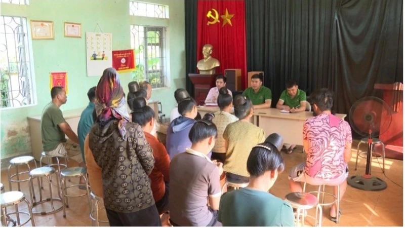 Cán bộ Ngân hàng Chính sách-Xã hội Điện Biên tuyên truyền và tư vấn mở tài khoản ngân hàng đến chủ rừng trên địa bàn các xã thuộc khu vực huyện Nậm Pồ cũ.