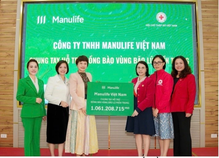 Đại diện Manulife Việt Nam trao số tiền quyên góp đến Trung ương Hội Chữ thập đỏ Việt Nam. Ảnh: Hiền Hồ