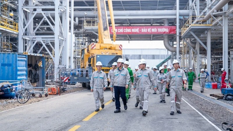 Đoàn công tác kiểm tra, thị sát thực địa tại công trường.