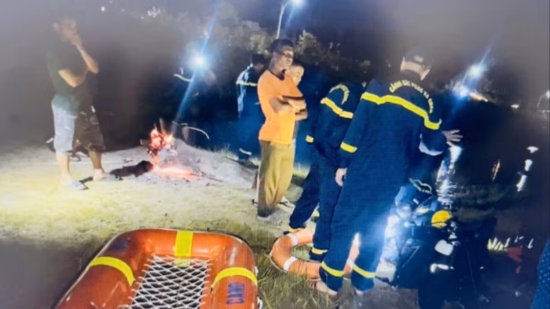 Các lực lượng chức năng nỗ lực cứu nạn.