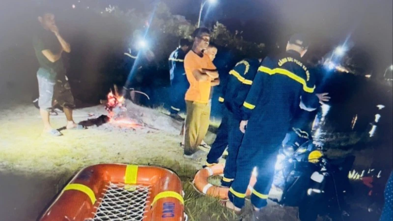 Các lực lượng chức năng nỗ lực cứu nạn.