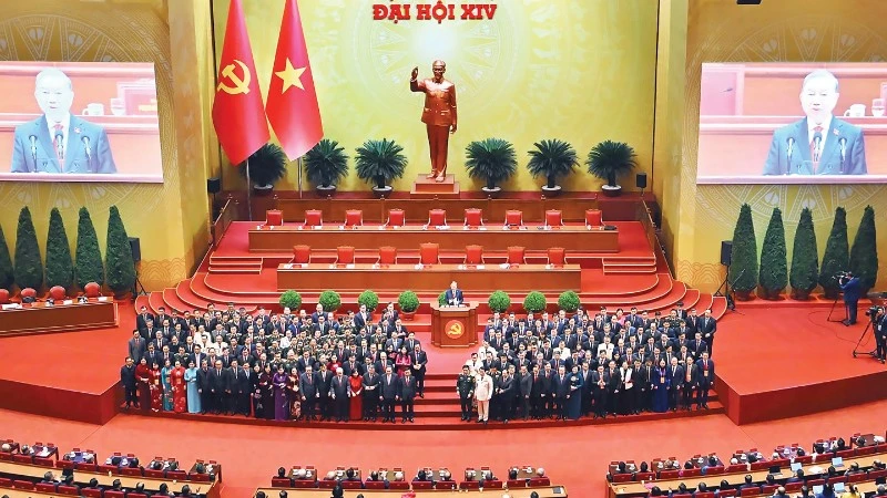 Ban Chấp hành Trung ương Đảng Cộng sản Việt Nam khóa XIV ra mắt Đại hội. (Ảnh Hải Linh hoa)