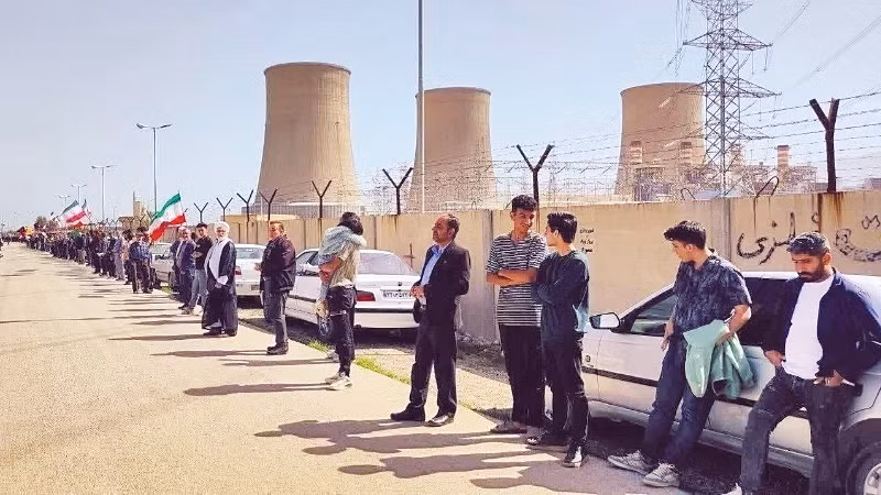 “Bức tường sống” của người dân Iran trước một nhà máy điện.