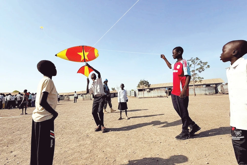 Học sinh Trường tiểu học Liberty (Tự do) tại Bentiu, Nam Sudan tận hưởng niềm vui với những cánh diều mang màu cờ đỏ sao vàng.