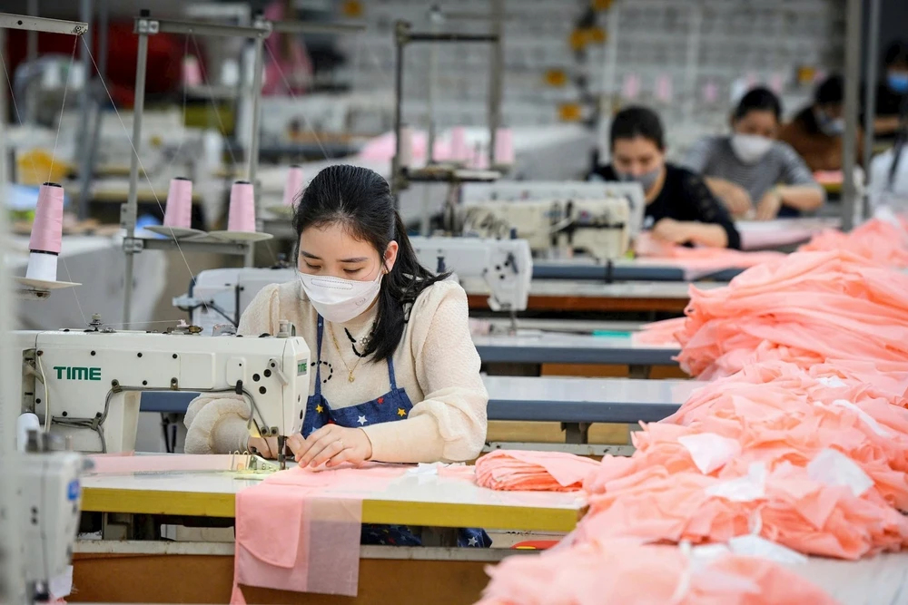 Ngay sau Tết, ở hầu hết các cơ quan, doanh nghiệp trên khắp cả nước, người lao động đều đã nhanh chóng trở lại nhịp độ công việc bình thường. (Ảnh Thành Đạt)