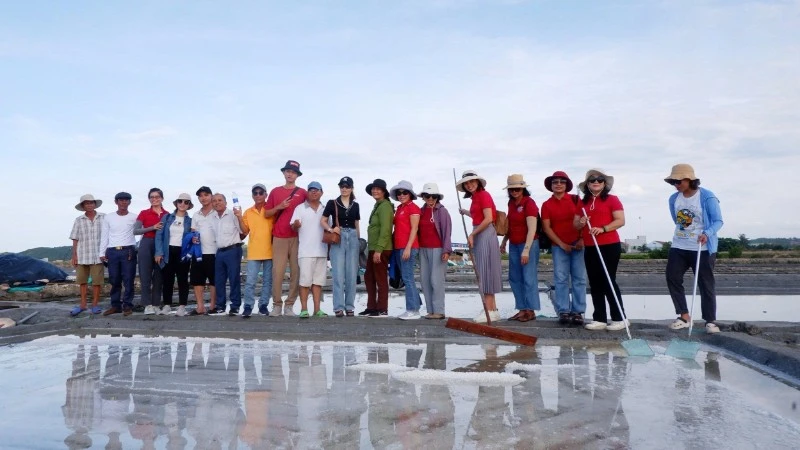 Du khách tham gia chương trình du lịch học tập trên đồng muối Sa Huỳnh. 