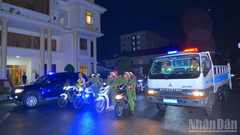 Tổ công tác 238 Công an tỉnh Cà Mau ra quân tuần tra, kiểm soát bảo đảm an ninh, trật tự.