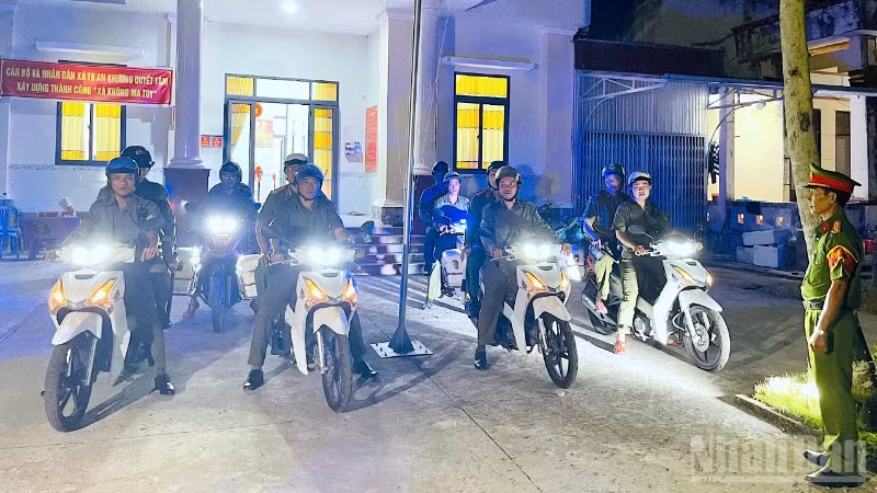 Công an xã Tạ An Khương (tỉnh Cà Mau) ra quân tuần tra, khép kín địa bàn, bảo đảm an ninh trật tự trước thềm bầu cử.