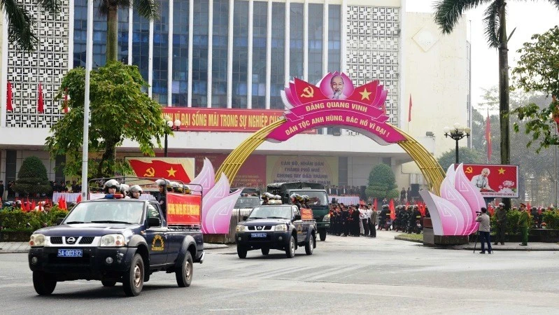 Các lực lượng đồng loạt ra quân trên những tuyến đường chính trung tâm thành phố Huế.