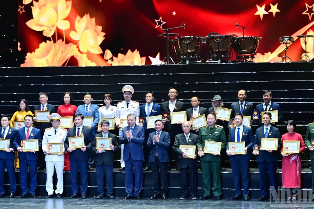 Tổng Bí thư Tô Lâm và Thường trực Ban Bí thư Trần Cẩm Tú chụp hình lưu niệm cùng các điển hình tiêu biểu tại chương trình.